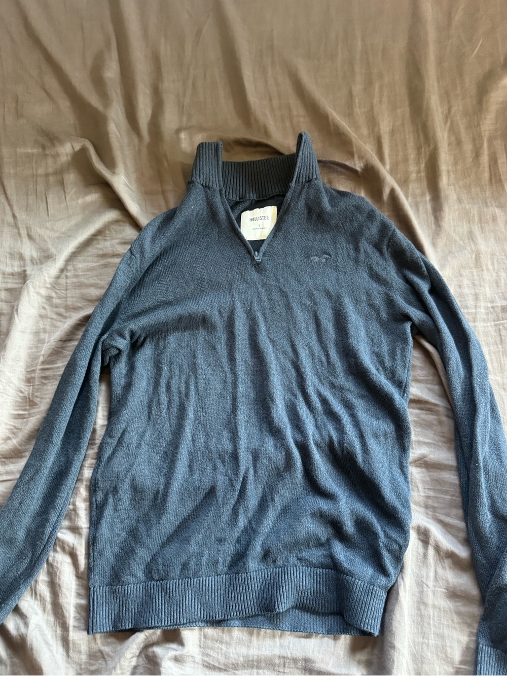 Hollister Men’s Navy Blue quarter-zip Sweater
